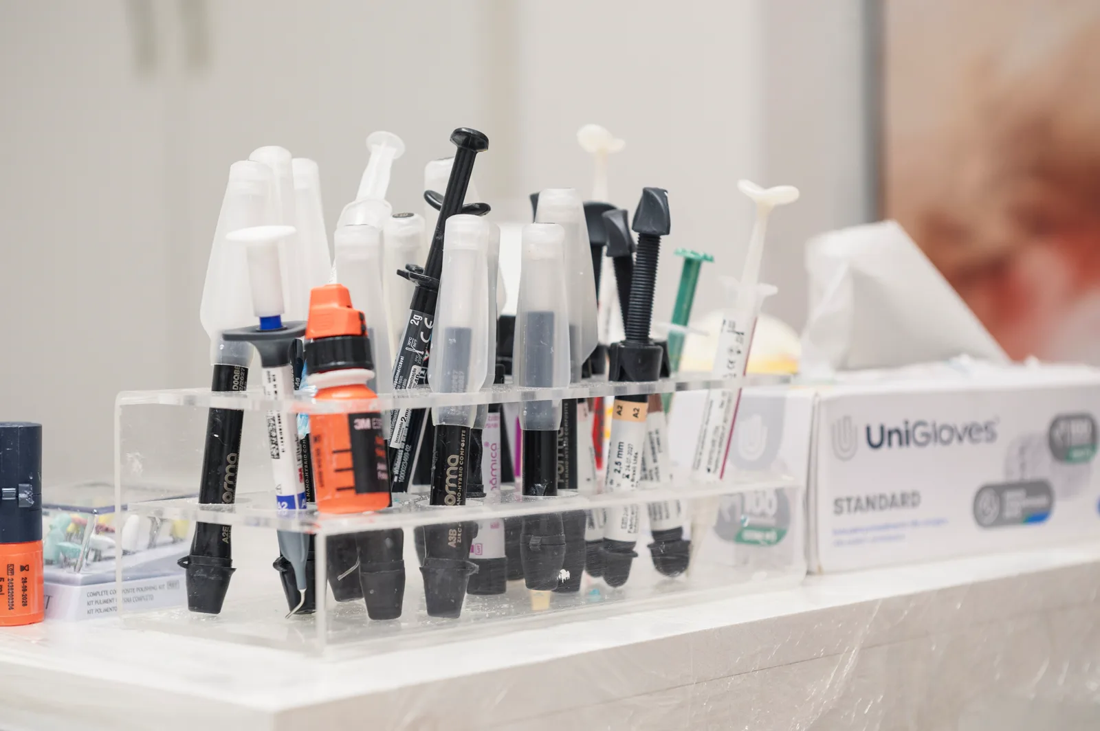 Materiais odontológicos organizados na estrutura da clínica